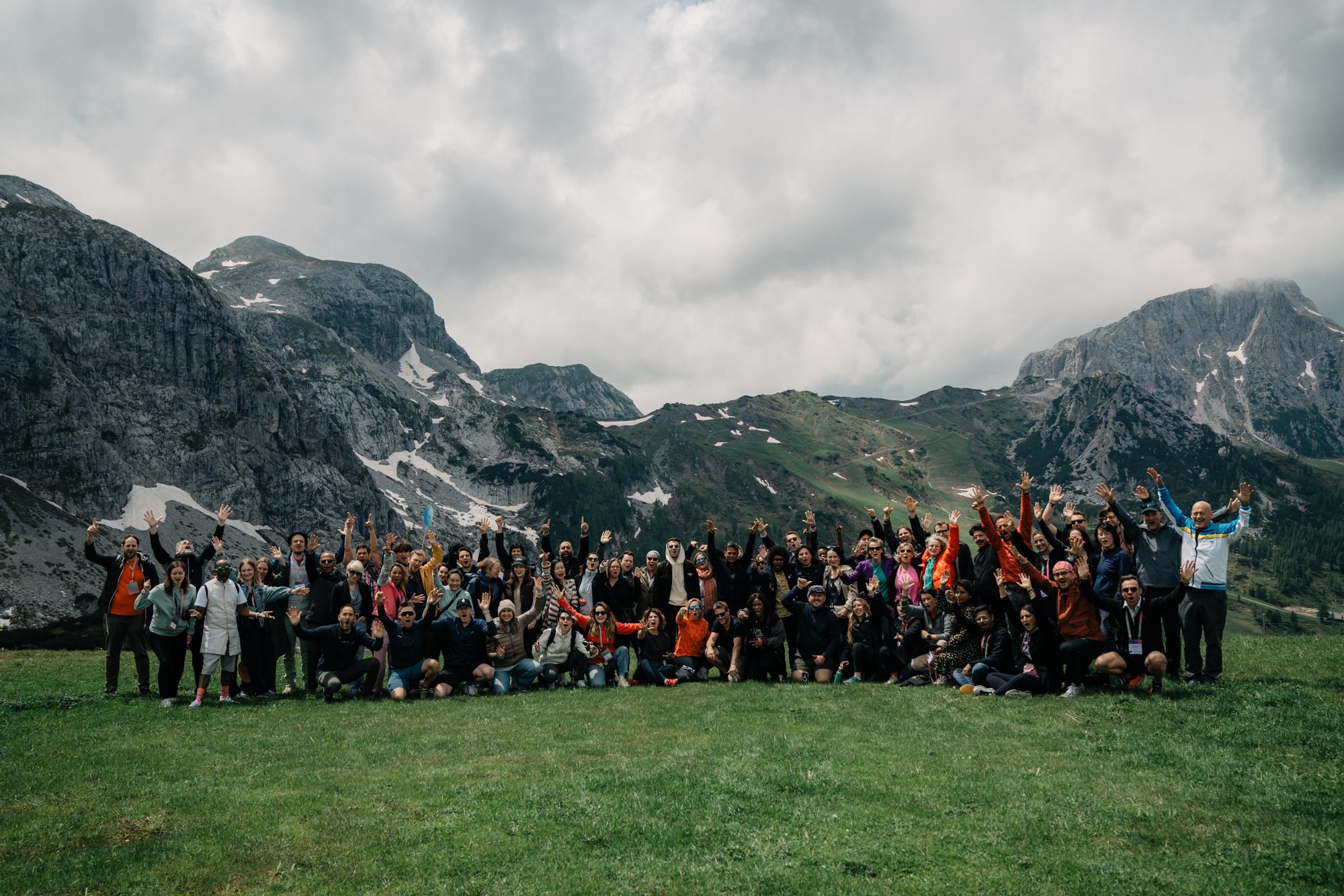 Gruppenbild vor Gebirge © BOLD Community